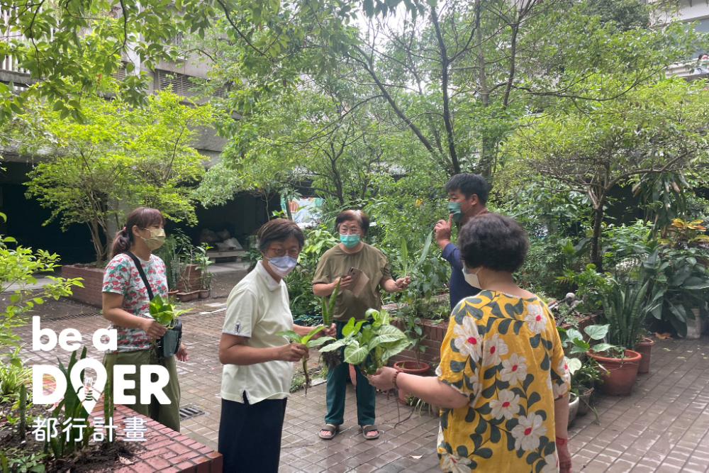 圖2、團隊「樂活學苑」邀請鄰居一同幫社區內的植物分株。